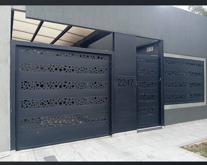 Trabajo de herreria sobre porton levadizo